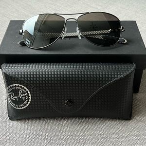 Authentic NWOT Ray-Ban aviator sunglasses in black and silver